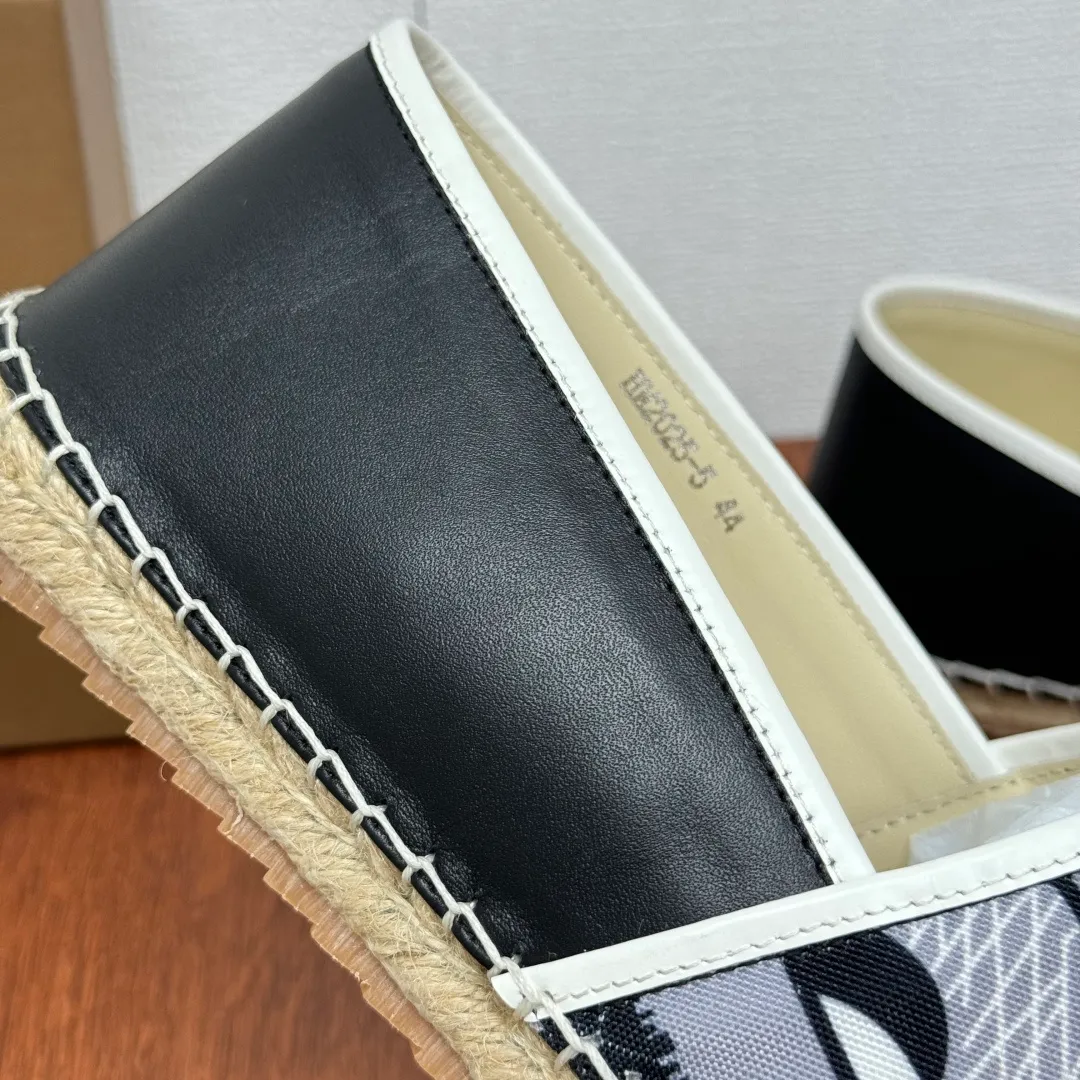 Batch 600 Burberry/Burberry new summer men's embroidered straw fisherman shoes, cool slip-on straw shoes! Encounter British fashion with Burberry espadrilles, a perfect blend of classic and fashionable. The unique printing on the upper is a manifestation of the brand's style. Every color and every pattern tells the story of England. Straw soles bring a natural texture, comfortable and chic. Whether you are strolling in the city streets or heading to the beach for vacation, it can add elegance and charm to you, easily become the center of attention, and start your own fashion journey. Classic knitted canvas upper, with thin calfskin lining suitable for summer, straw lining, genuine leather patch at the bottom of the heel, hemming technology, and Mark stitching details! Anti-slip rubber bottom layer, integrated injection molding of large LOGO letters and badges, multiple colors and styles to choose from, complete package! Size: 39-40-41-42-43-44 Normal size Item number: 2025-5 Printing black and gray